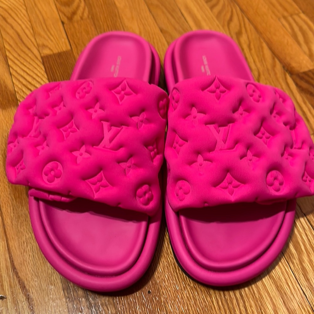 MULES
Louis Vuitton